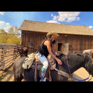 Meet your Posher, Viki